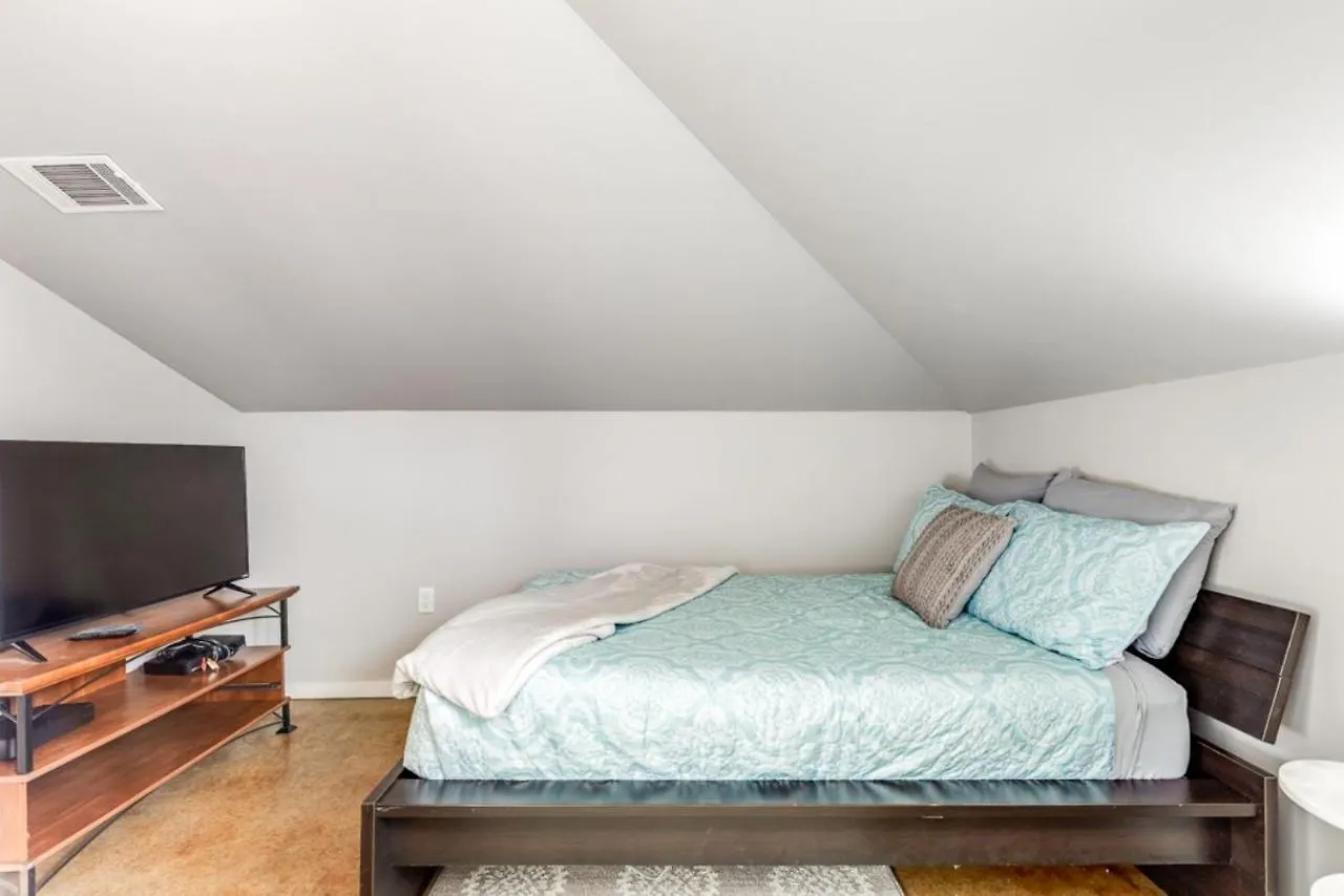סוואנה Walk Score 90!!-Historic Downtown District-2 Blocks To Famous Forsyth Park- Huge Private Patio-Private Parking בית נופש