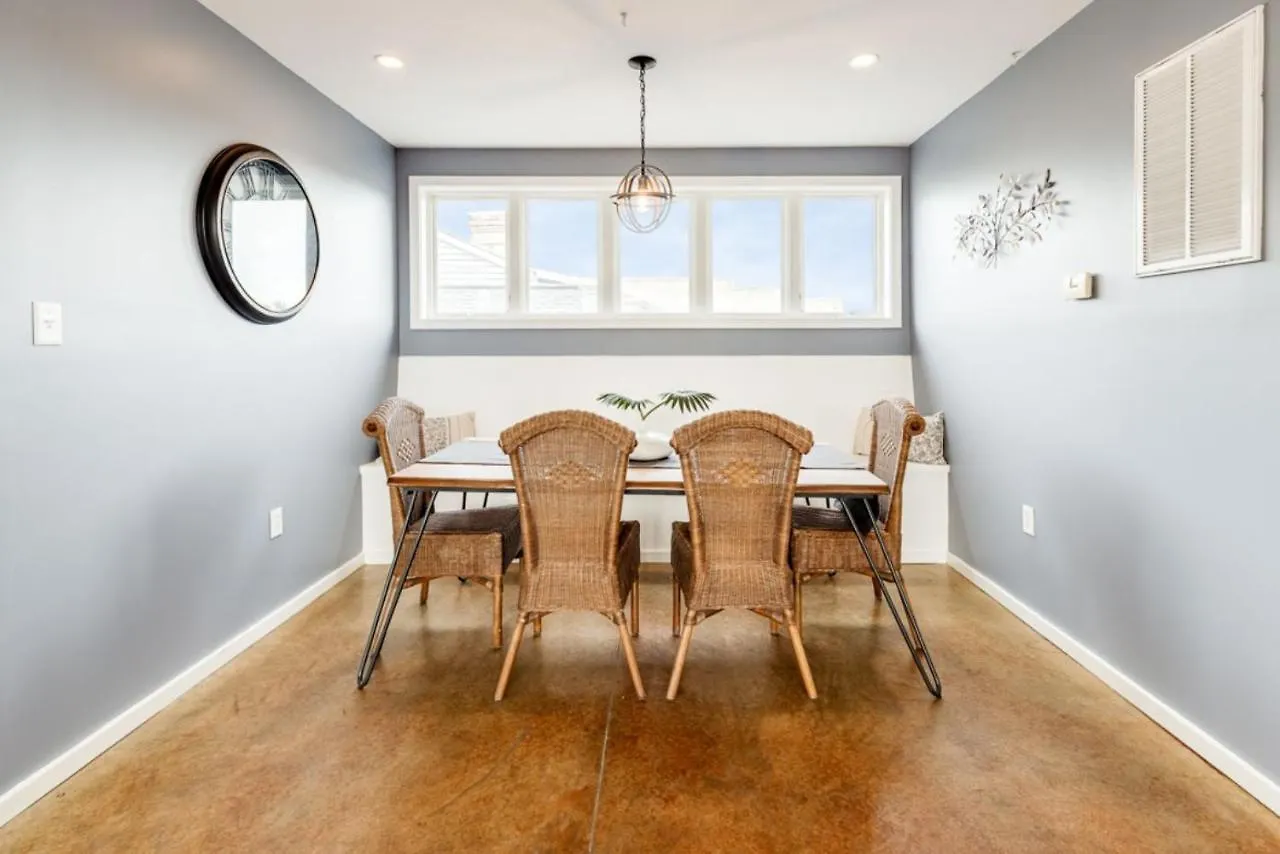 סוואנה Walk Score 90!!-Historic Downtown District-2 Blocks To Famous Forsyth Park- Huge Private Patio-Private Parking בית נופש