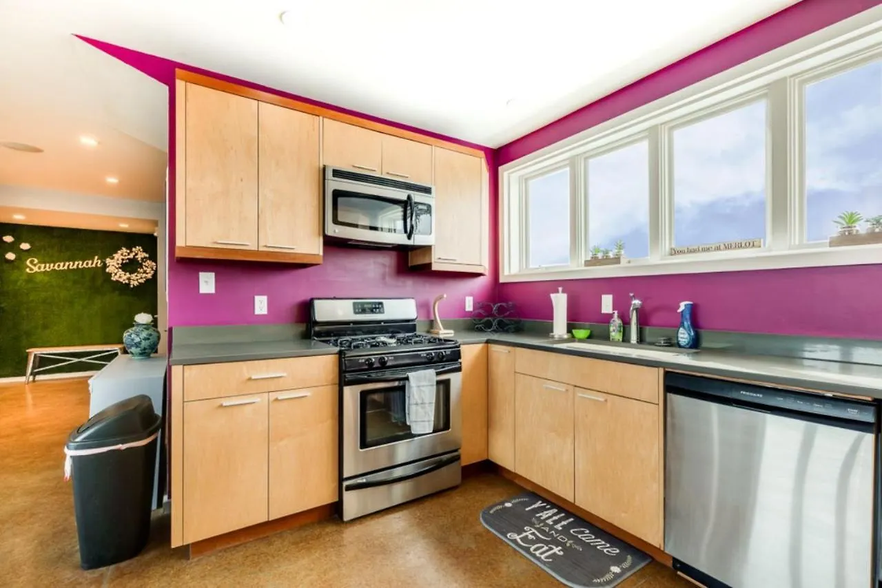 סוואנה Walk Score 90!!-Historic Downtown District-2 Blocks To Famous Forsyth Park- Huge Private Patio-Private Parking בית נופש