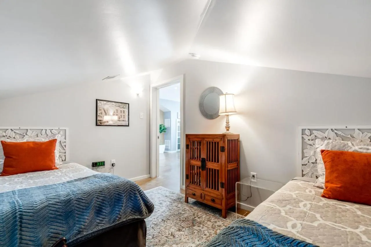 בית נופש סוואנה Walk Score 90!!-Historic Downtown District-2 Blocks To Famous Forsyth Park- Huge Private Patio-Private Parking