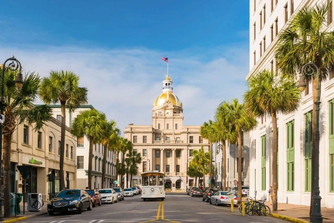 סוואנה Walk Score 90!!-Historic Downtown District-2 Blocks To Famous Forsyth Park- Huge Private Patio-Private Parking