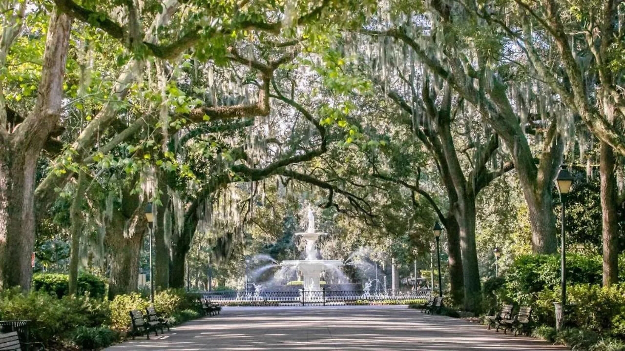 סוואנה Walk Score 90!!-Historic Downtown District-2 Blocks To Famous Forsyth Park- Huge Private Patio-Private Parking