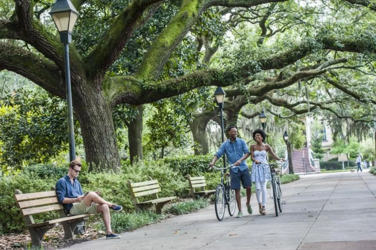 סוואנה Walk Score 90!!-Historic Downtown District-2 Blocks To Famous Forsyth Park- Huge Private Patio-Private Parking