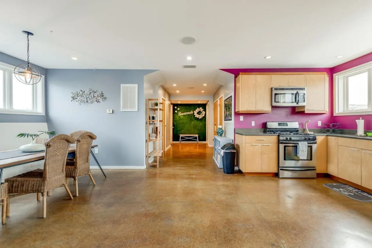Walk Score 90!!-Historic Downtown District-2 Blocks To Famous Forsyth Park- Huge Private Patio-Private Parking Savannah