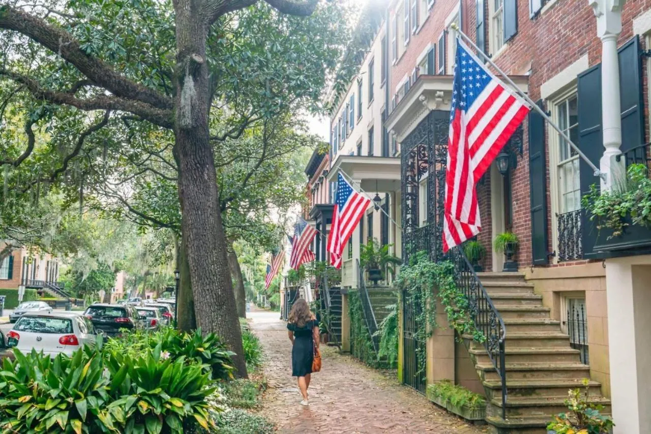 Walk Score 90!!-Historic Downtown District-2 Blocks To Famous Forsyth Park- Huge Private Patio-Private Parking Savannah