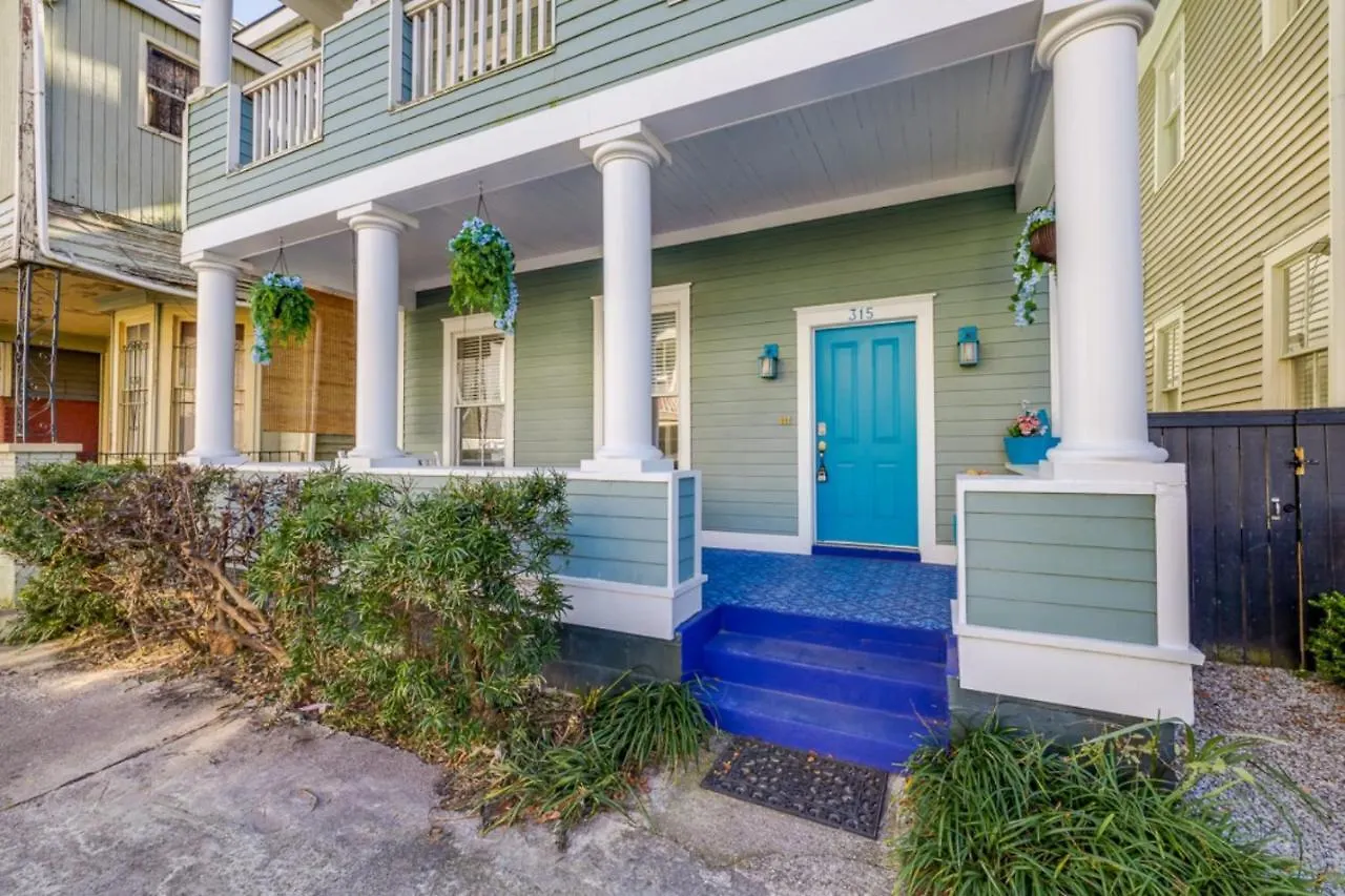 Prázdninový dům Walk Score 90!!-Historic Downtown District-2 Blocks To Famous Forsyth Park- Huge Private Patio-Private Parking Savannah