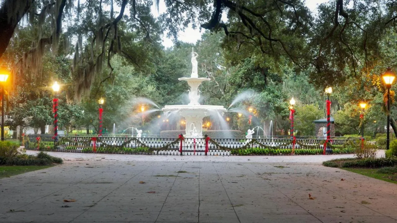 Prázdninový dům Walk Score 90!!-Historic Downtown District-2 Blocks To Famous Forsyth Park- Huge Private Patio-Private Parking Savannah